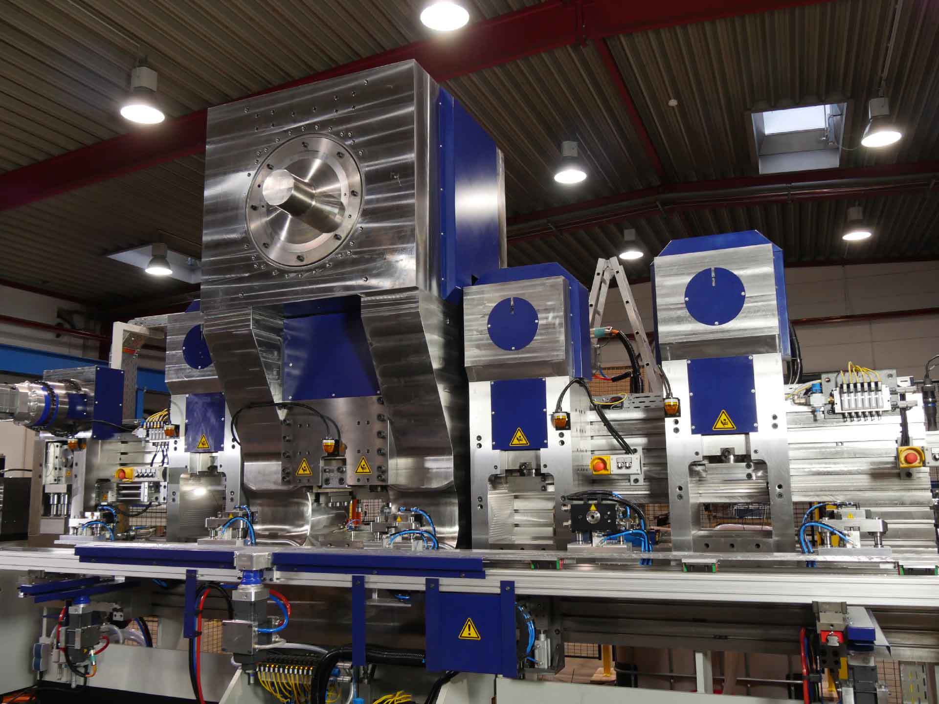 Biegeautomaten und Umformmaschinen für komplexe Biegeteile oder Kaltformteile 